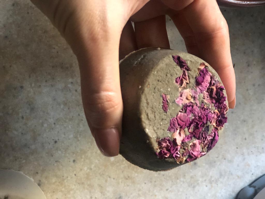 Shampoo sólido de romero con aceite esencial de ylang ylang y Rosas deshidratadas.
